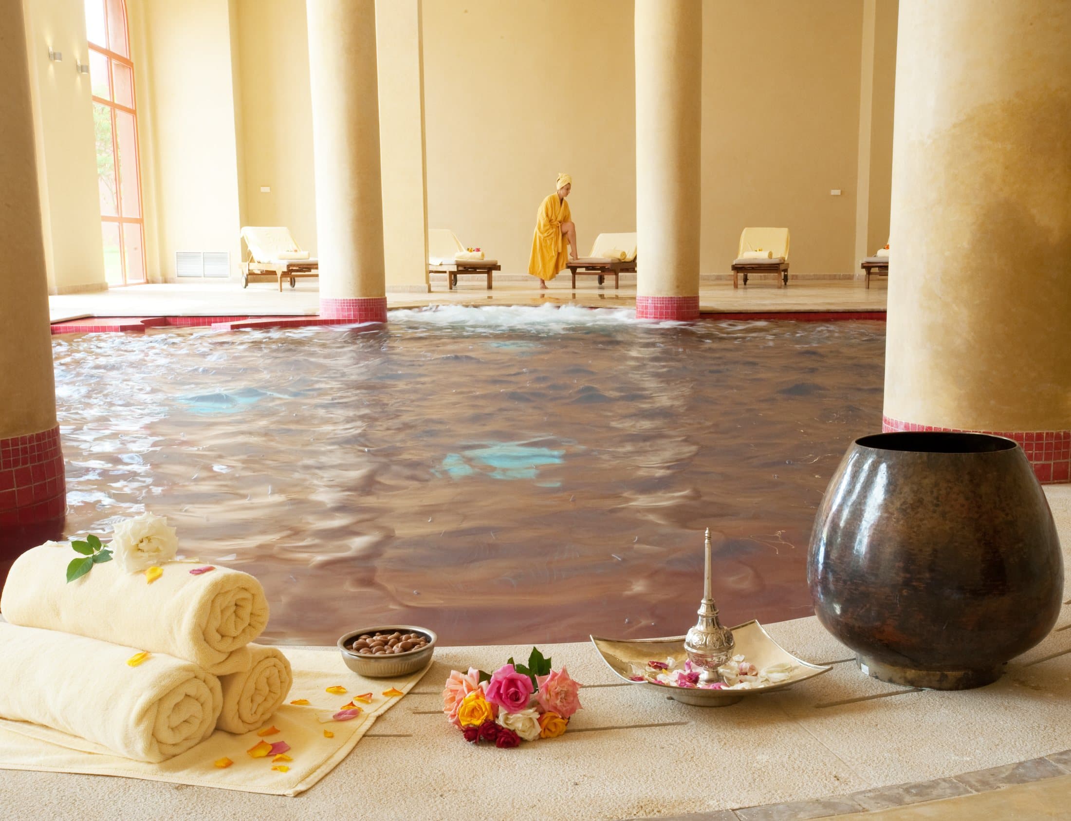 The spa's indoor pool with columns, warm towels and Moroccan details